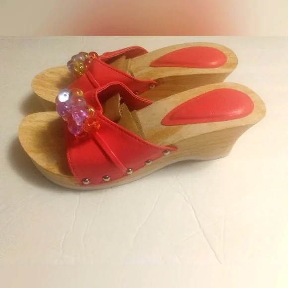 Coral size 7-8 summer wooden Clogs with beaded decor. New! - Picture 2 of 5